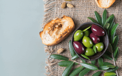 Tosta de aguacate, pepinillos y huevo poché