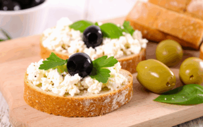 Tosta mediterránea con aceitunas negras y queso feta