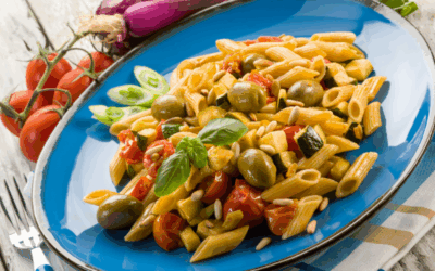 Pasta con salsa de tomate casera y aceitunas rellenas