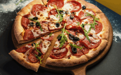 Pizza napolitana con aceitunas negras y alcaparras