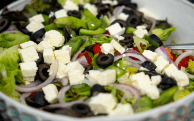 Ensalada mediterránea de aceitunas rellenas y queso fresco