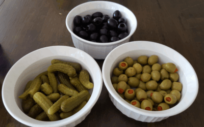 Tabulé con aceitunas verdes y pepinillos