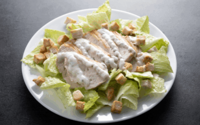 Ensalada negra de Halloween con aceitunas